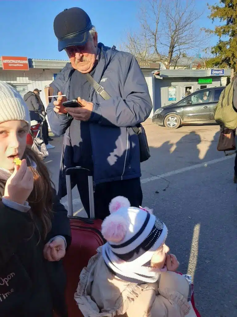 PODGLĄD 5:52 Ukrainians flee to Poland as Russian forces invade